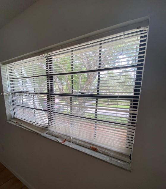 Foto del edificio - 811 NE 199th St