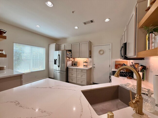 Foto del edificio - Beautifully Updated Home with Modern Finishes & Private Backyard Retreat!