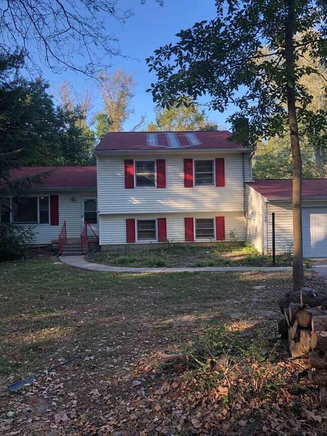 Foto del edificio - Newly renovated 4BR/2BA home, across from IU Stadium and Golf Course!