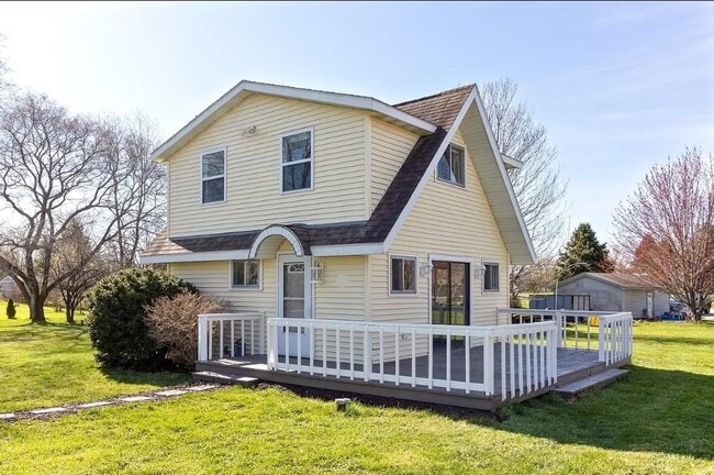 Building Photo - W6041 Bubbling Springs Dr