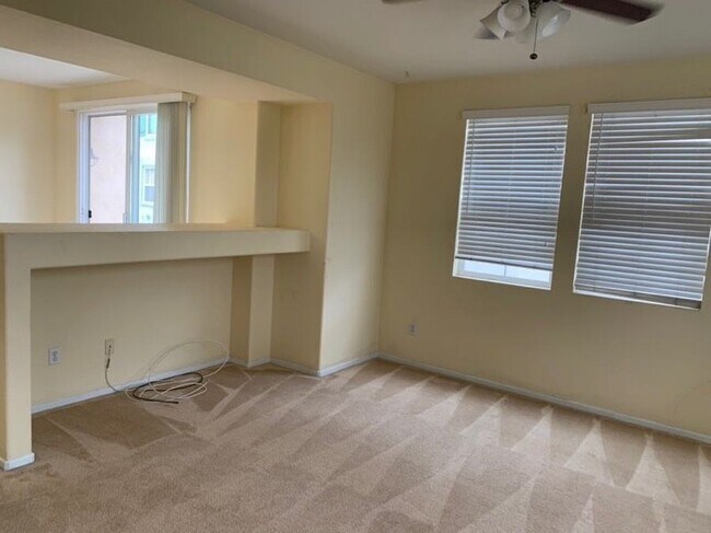 Building Photo - Spacious Two bedroom 2.5 Bathroom condo fo...