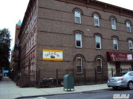 Building Photo - 814 Marcy Ave