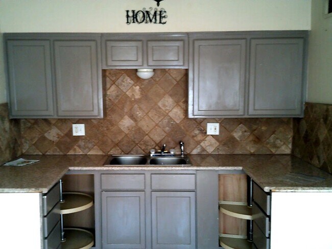 Building Photo - Single family home located in Oildale!
