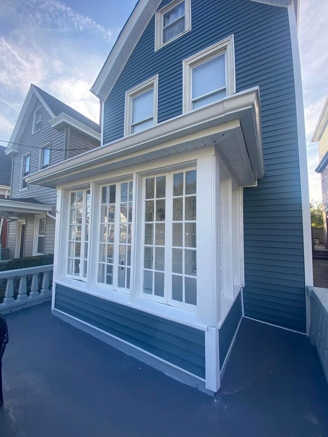 Sunroom - 2331 Victor St