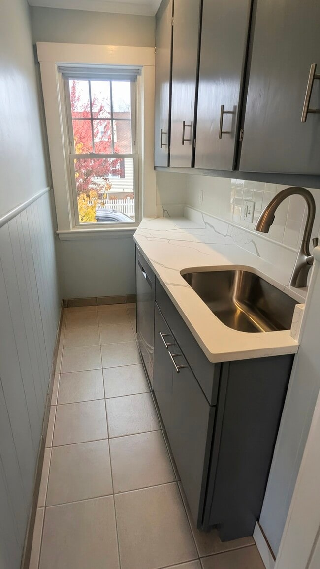 Building Photo - 146 Waverley Ave