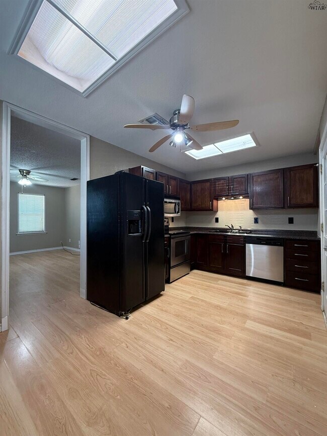 Building Photo - 5115 Kingston Dr