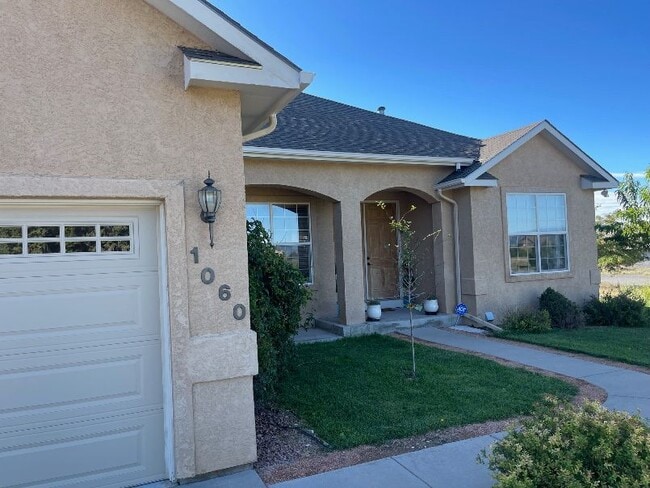 Building Photo - 1060 S Greenbrier Dr