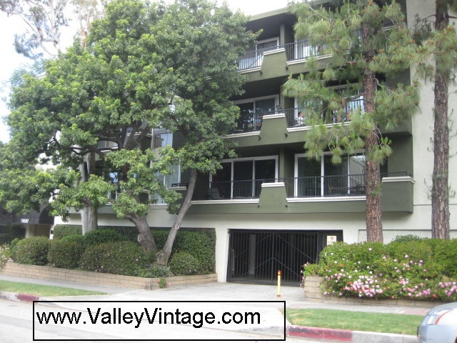 Front of building - 11687 Montana Ave