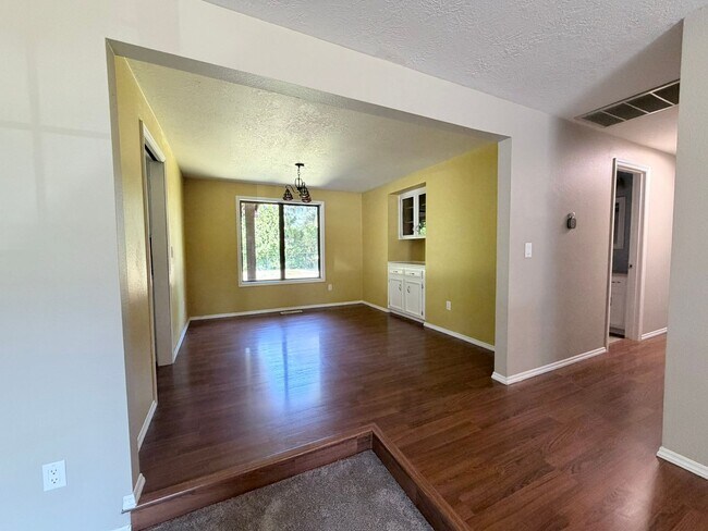 Foto del edificio - Well Maintained Three Bedroom Home in South Salem