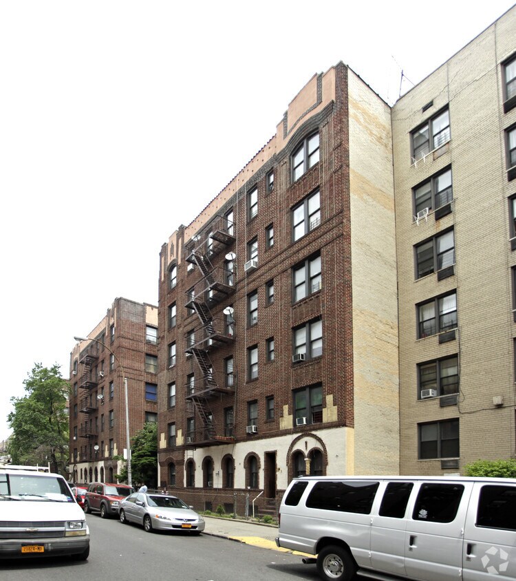 Building Photo - 125 E 18th St