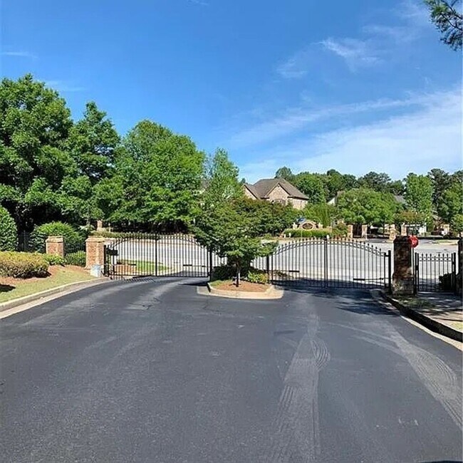 Foto del edificio - For Rent: Spacious 3-Bedroom, 2.5-Bath Townhome in Villages at Huntcrest – Lawrenceville, GA