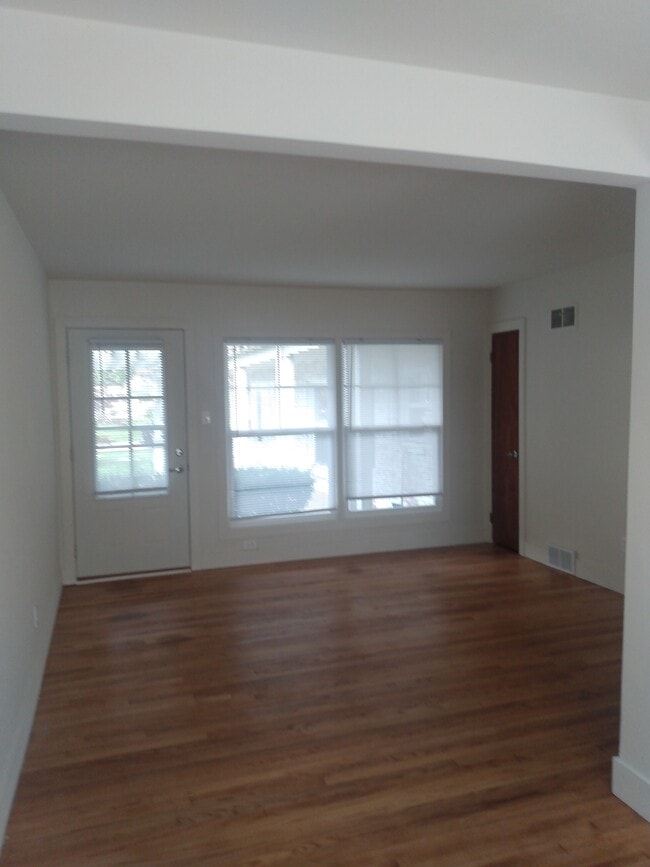 Building Photo - 1529 W Farnum Ave