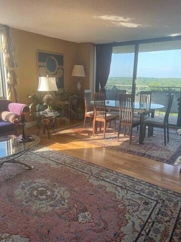 Foto principal - 5225 Pooks Hill Rd