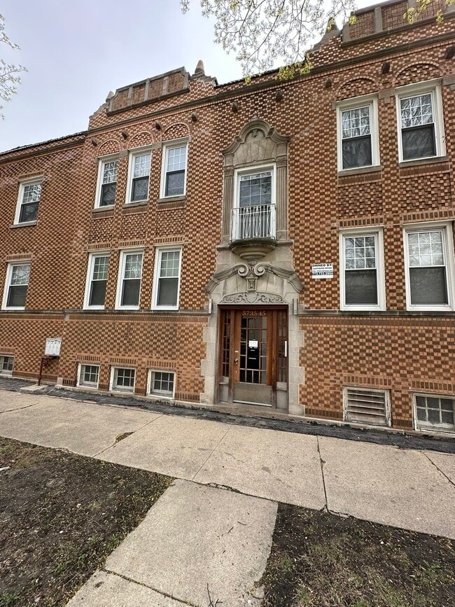 Building Photo - 5745 W Wellington Ave
