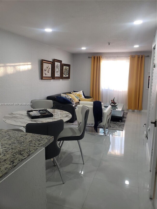 Foto del edificio - 8031 NW 8th St