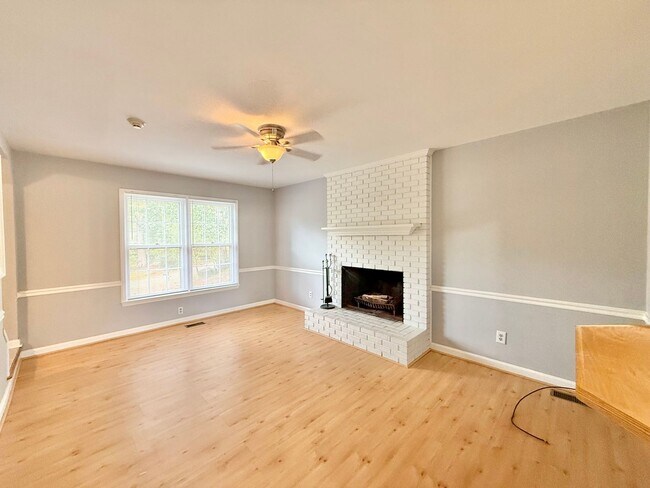 Building Photo - Charming 3BD, 2.5BA North Raleigh Home wit...