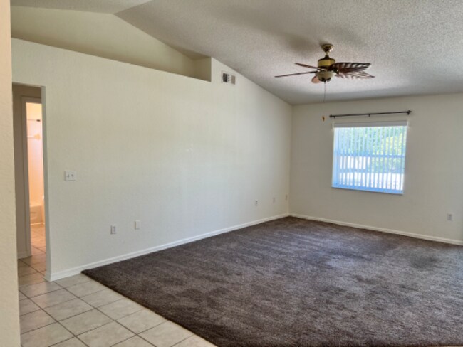 Foto del edificio - 6217 Cross Creek Blvd