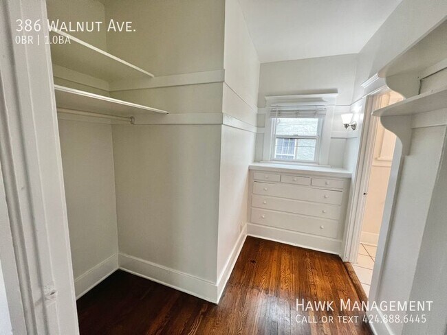 Building Photo - Spacious Studio Apartment Located on Long ...