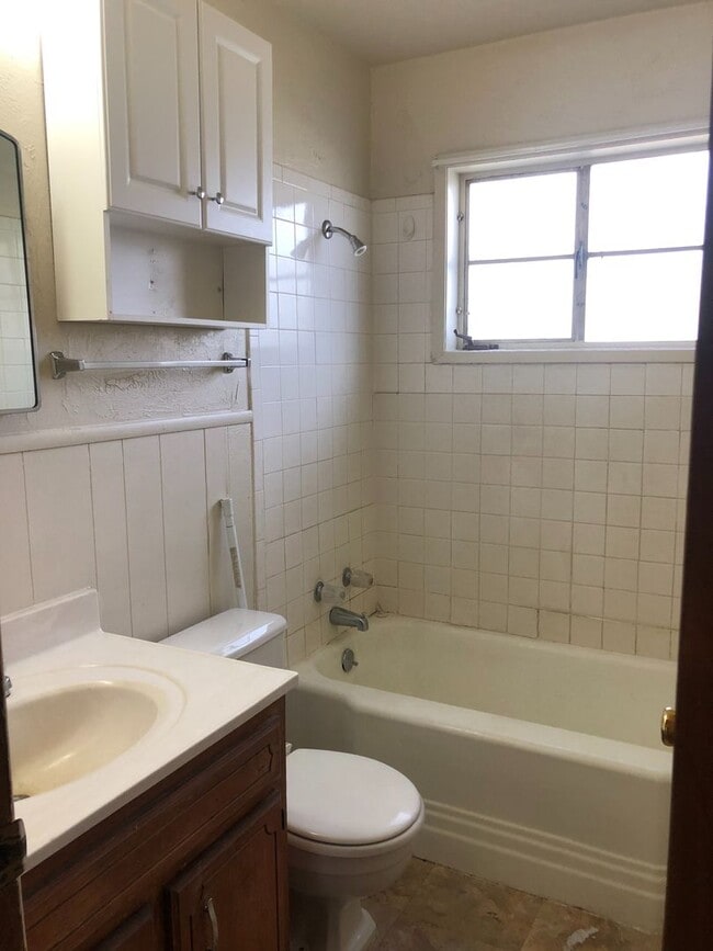Building Photo - Paramount Duplex 2 Bedroom, 1 Full Bathroo...