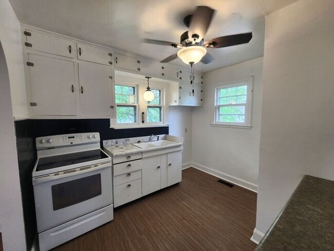 Building Photo - Cute Home on the Southside