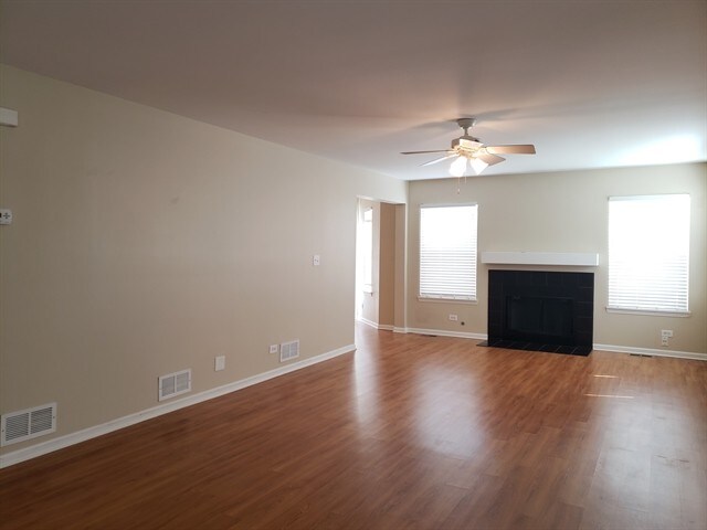 Foto del edificio - 2108 Primrose Drive