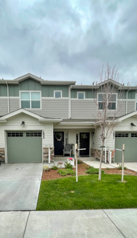 Building Photo - 1033 Oak Cir