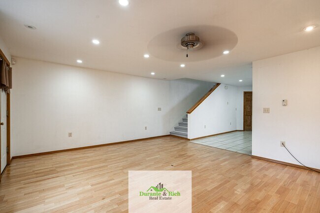 Building Photo - Beautiful 3 Bedroom 2 Bath Single Family H...
