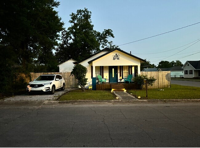 Building Photo - 601 E Bobe St