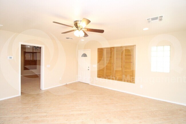 Building Photo - 5216 E Florian Ave