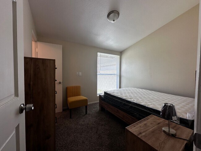 Foto del edificio - 27548 Camp Plenty Rd