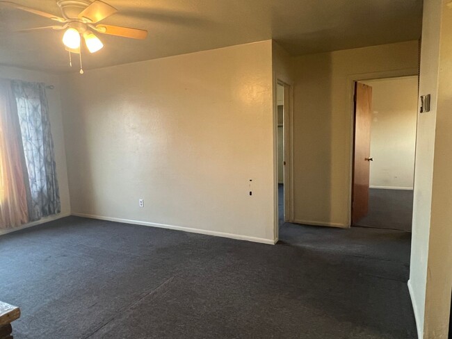Building Photo - 2bed/1 bath duplex unit