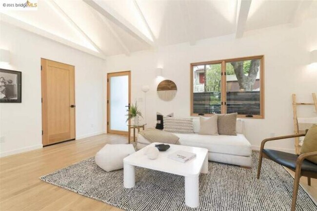 Building Photo - 3 bedroom in Berkeley CA 94707