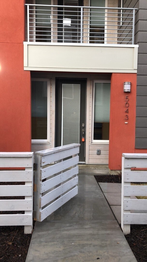 Foto del edificio - LIKE NEW UPGRADED DAYBREAK TOWNHOME