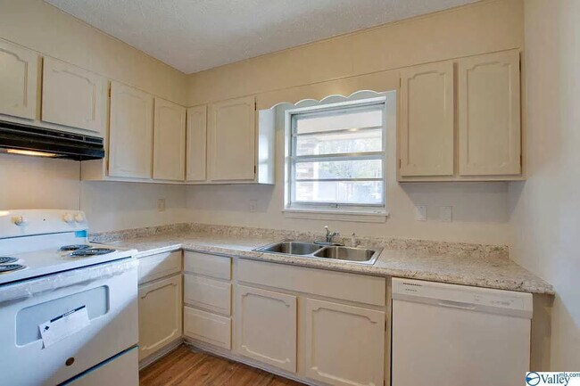 Building Photo - 3908 Grunden Dr SW