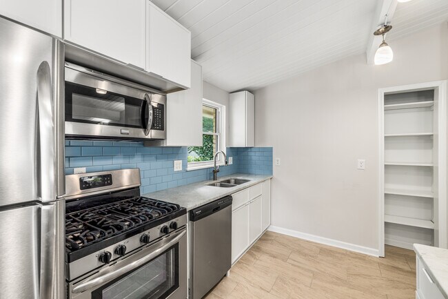 Building Photo - 1185 Oakfield Dr SE