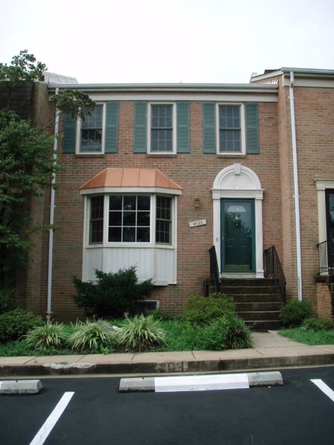 Classic 4 Bed 3.5 Bath Brick Townhome With... - Classic 4 Bed 3.5 Bath Brick Townhome With...