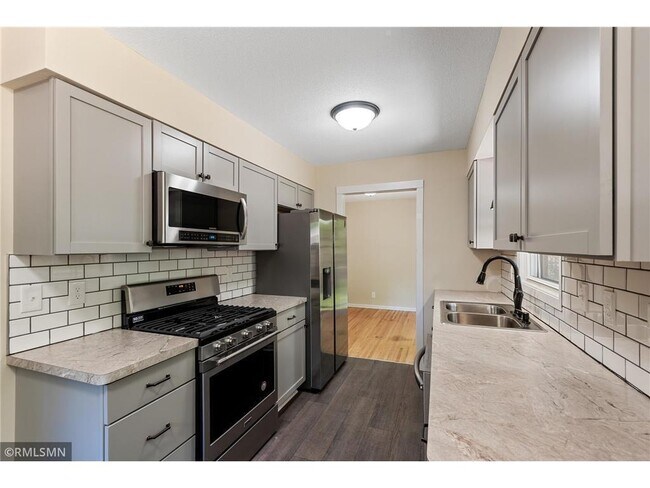 Foto del edificio - 530 Orchid Ln N
