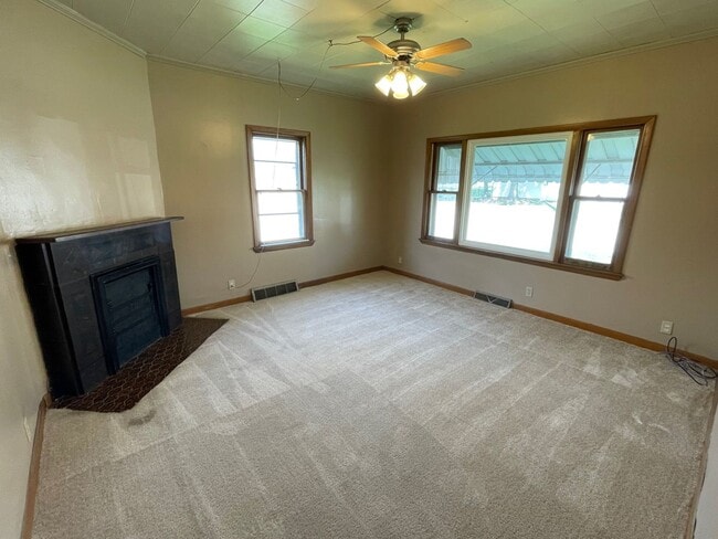 Building Photo - 4 Bedroom House with Fenced in Yard!