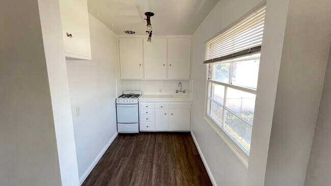Foto del edificio - Beautiful Belmont Heights Studio for Rent!