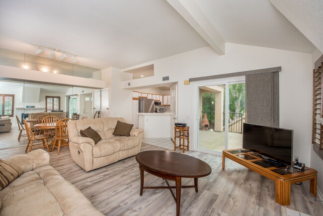 Foto del edificio - Corsica Villas: Upper 2 Bedroom 1 Bath Condo