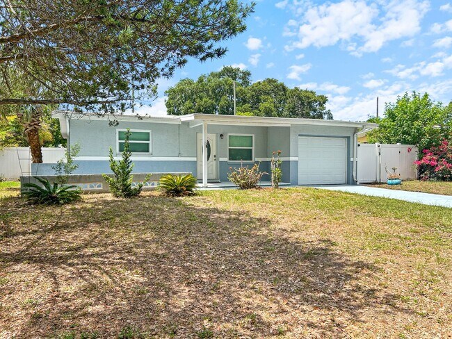 Foto del edificio - Move-In Ready Pool Home in Gem Village – Coastal Retreat with Modern Updates  - 2bed|1 bath