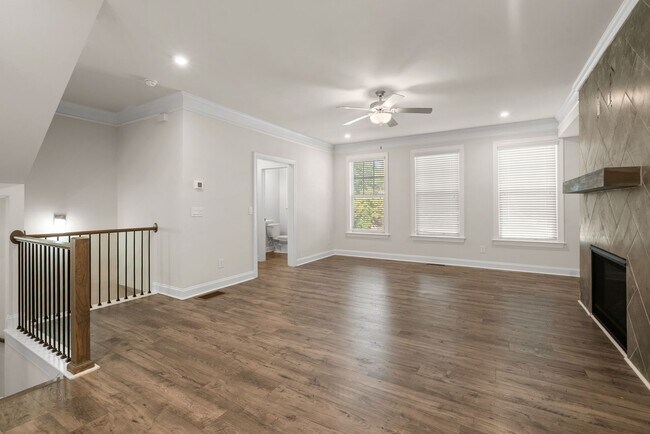 Foto del edificio - 4 BEDROOM TOWNHOME IN CHAMBLEE!