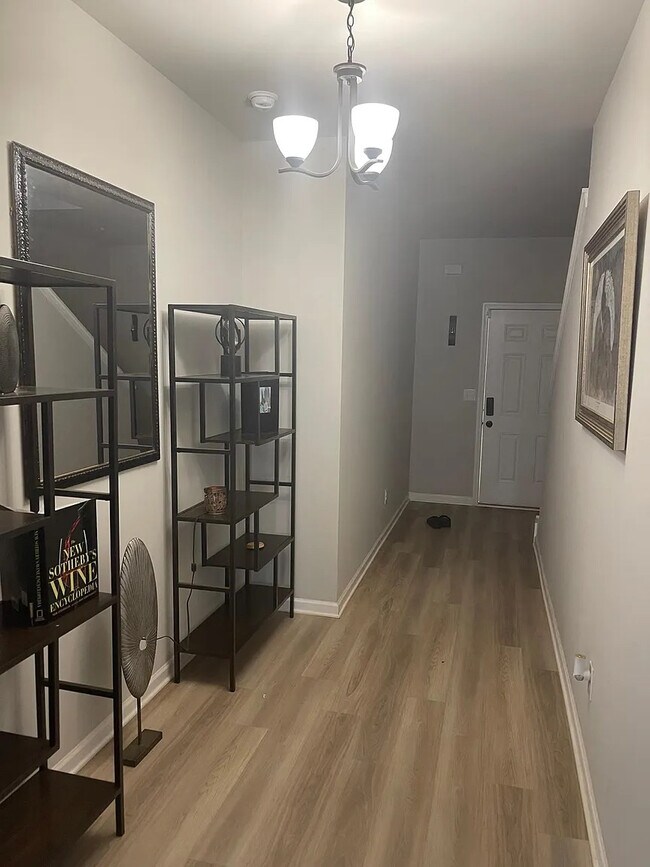 Foto del edificio - Room in House on Stovall Pl