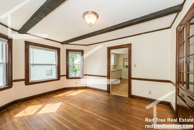 Building Photo - 9/1 Spacious Oak Square 4BR/2BA w/free laundry, parking, deck!