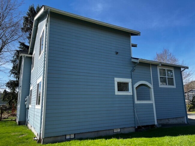 Foto del edificio - 4 Bed 2 Bath 2 Car Garage Unit Close to WWU and Fairhaven