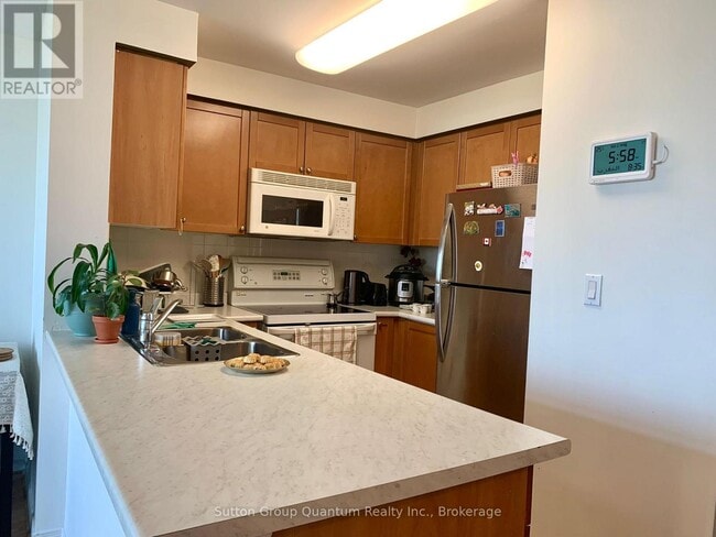 Photo du bâtiment - 4879-4879 Kimbermount Ave