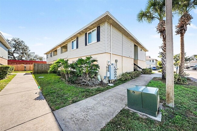 Building Photo - 550 Golden Raintree Pl