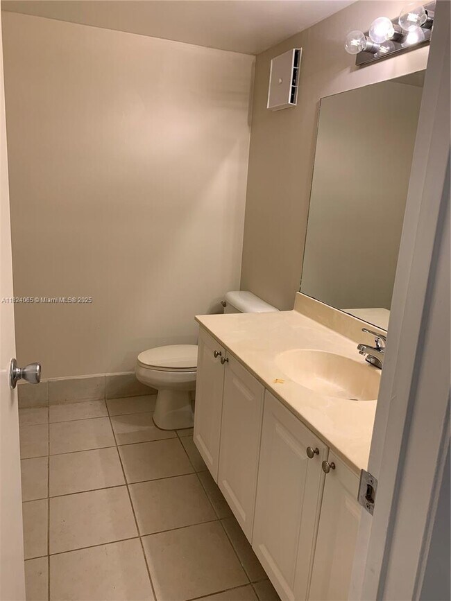 Foto del edificio - 711 N Pine Island Rd