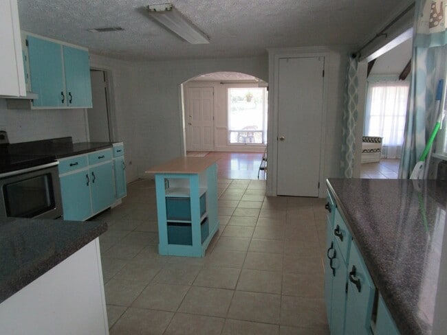 Building Photo - 2 Bedrooms, 2 Bathrooms - Kingston Home