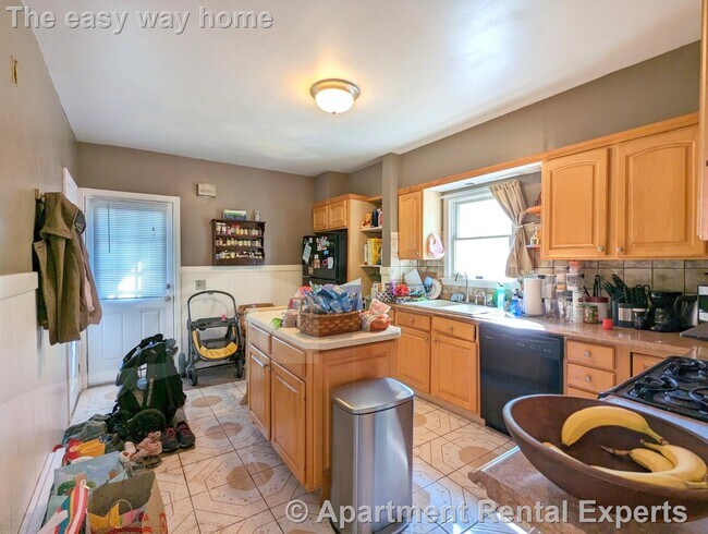Building Photo - Tufts 2 Bed with Dishwasher, Parking